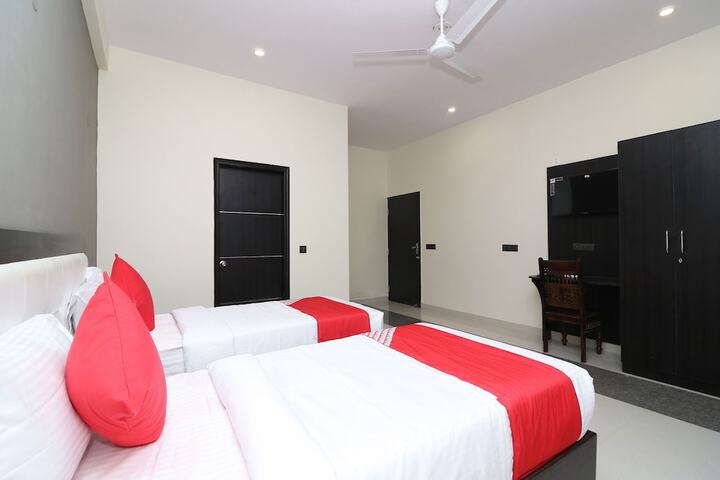Room 4 of 9