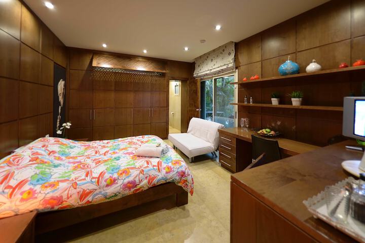 Room 9 of 25