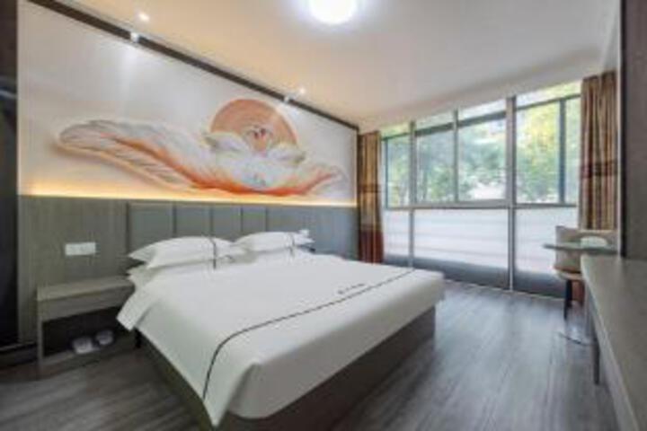 Room 5 of 6