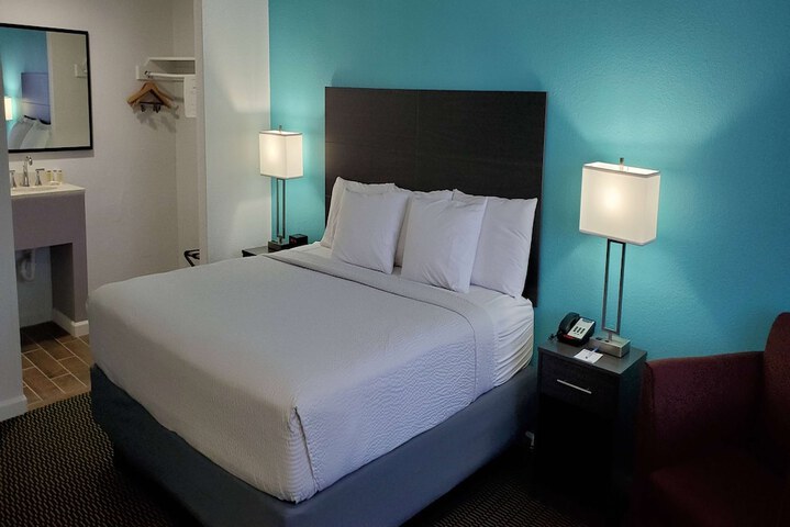 1 King Bed (4 of 9)