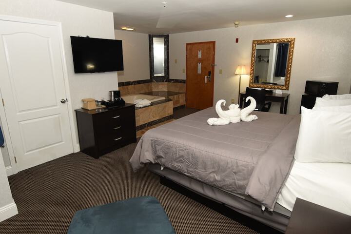 1 King Bed (20 of 33)