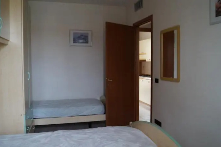 Room 2 of 8