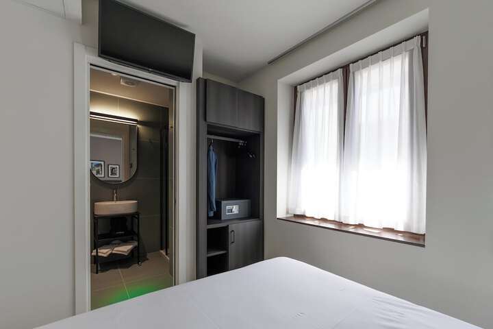 Room 48 of 106