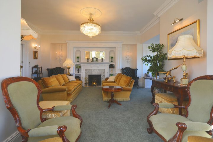 Lounge 137 of 187