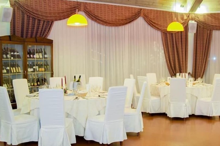 Ballroom/Hall 28 of 31