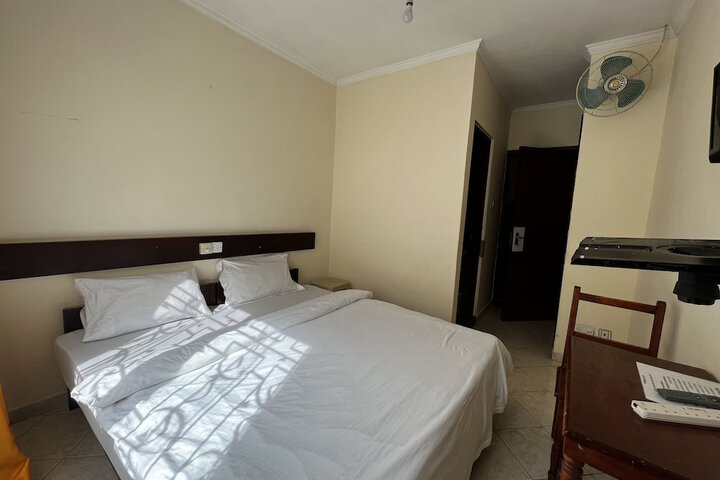 Room 6 of 12