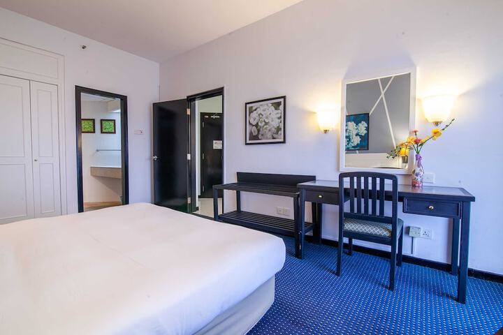 Room 83 of 650