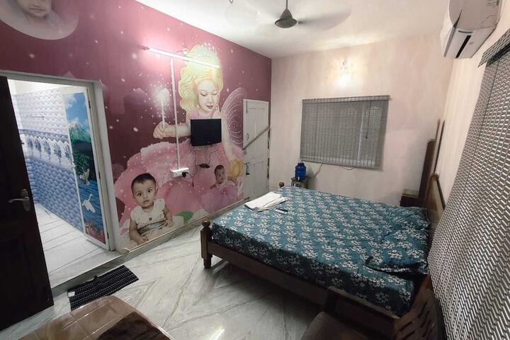 Room 4 of 12
