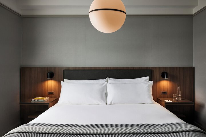 1 King Bed (5 of 5)