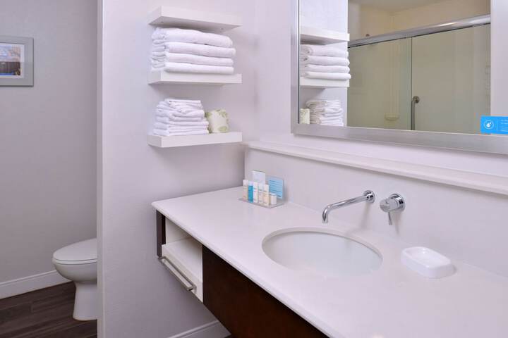 2 Queen Beds Mobility Accessible with Tub (4 of 16)