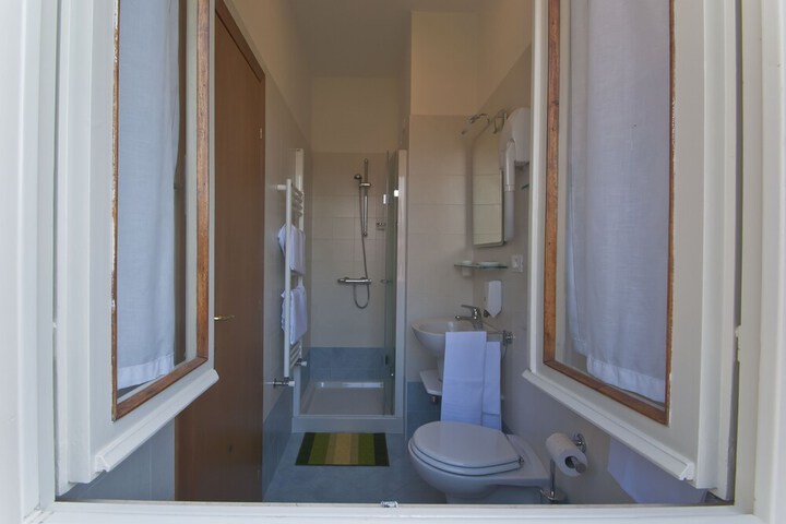 Room 21 of 53