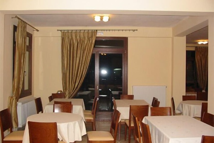 Dining 4 of 9