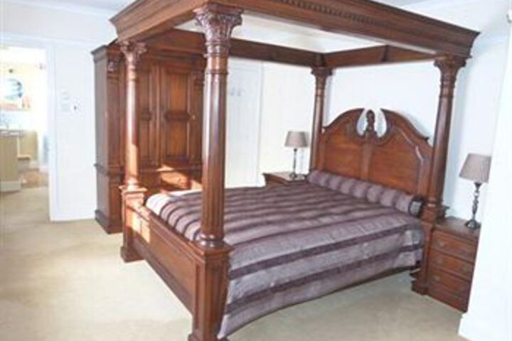 Room 4 of 7