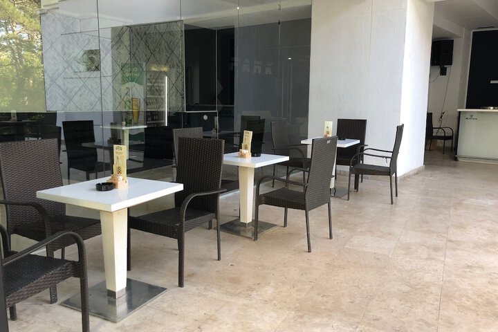 Lounge 17 of 27