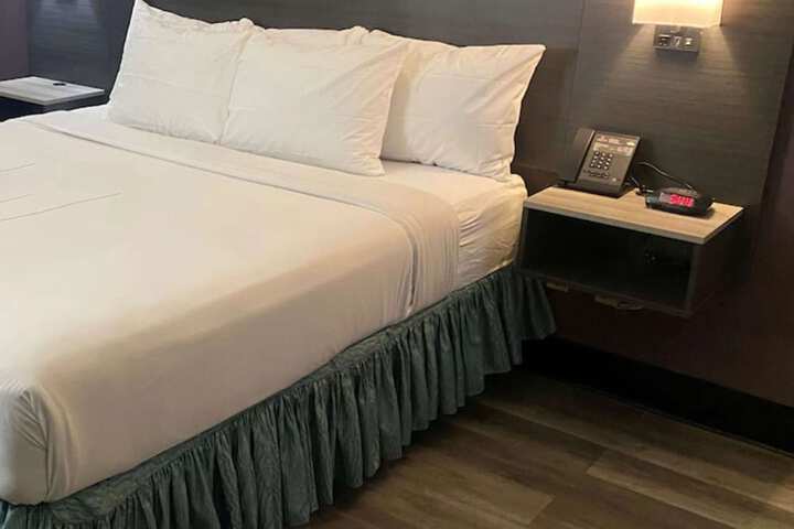 1 King Bed (4 of 7)