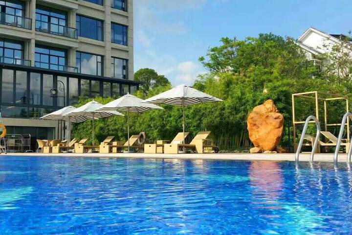 Hotel Pool
