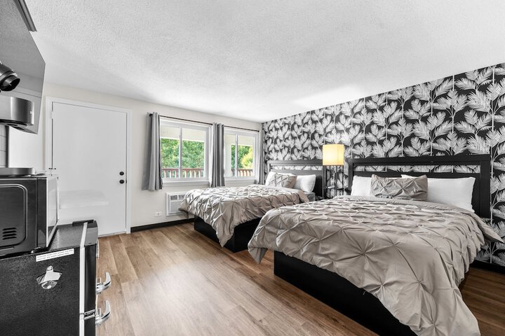 1 Queen Bed (17 of 26)