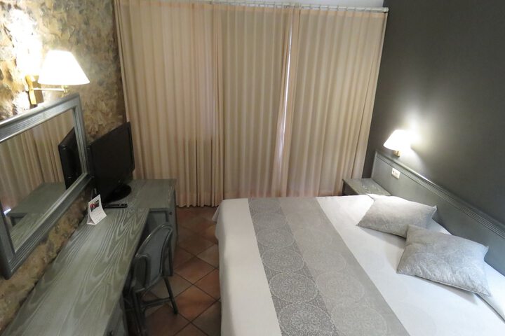 Room 19 of 102
