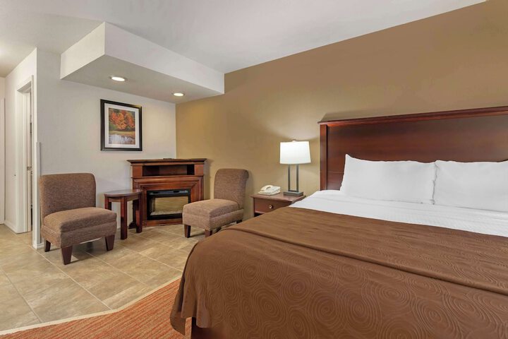 2 Queen Beds High Speed Internet Accessible First Floor Pet Friendly Room Coffee Maker Shower Only Full Breakfast (3 of 27)