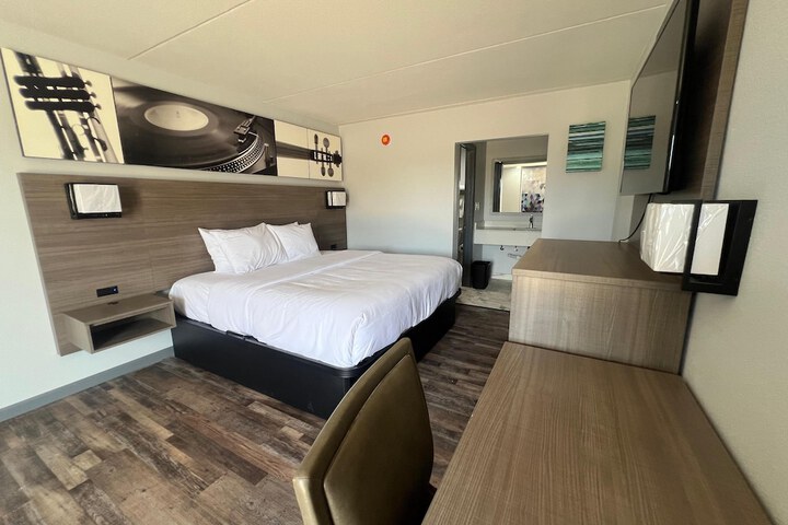 Room 2 of 6