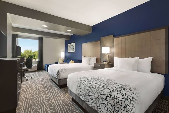 2 Queen Beds (12 of 22)