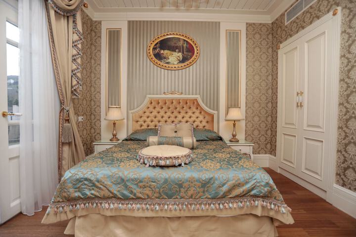 Room 12 of 83