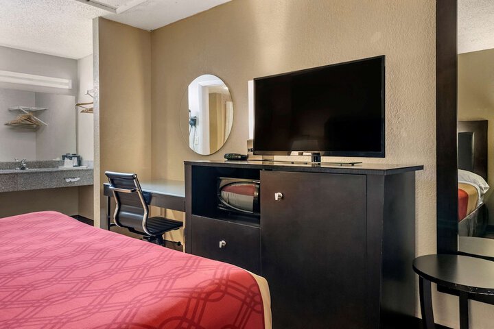 1 King Bed Accessible (2 of 9)