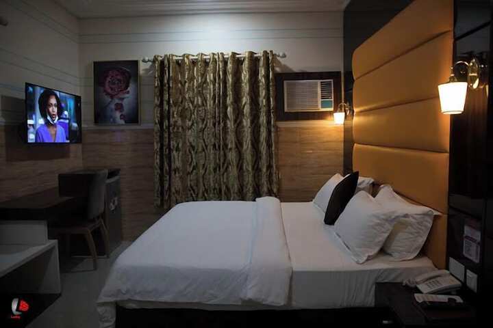 Room 35 of 76