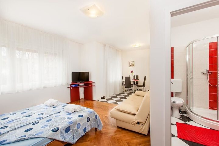 Room 73 of 180