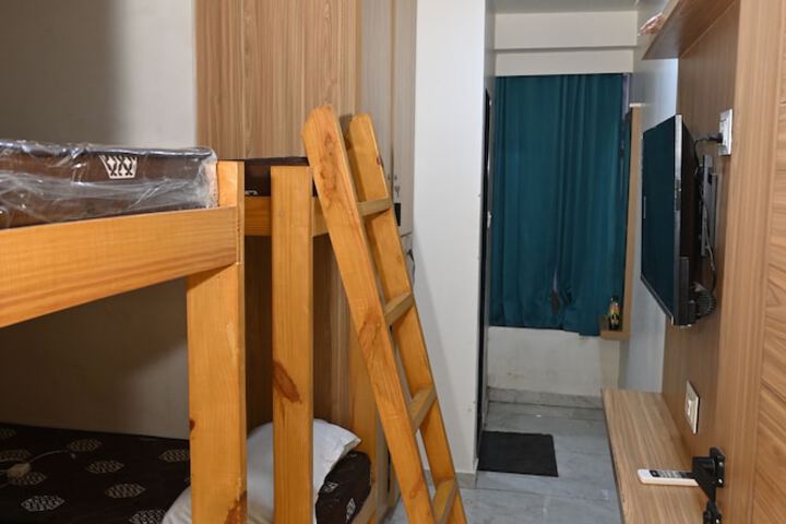 Room 9 of 15