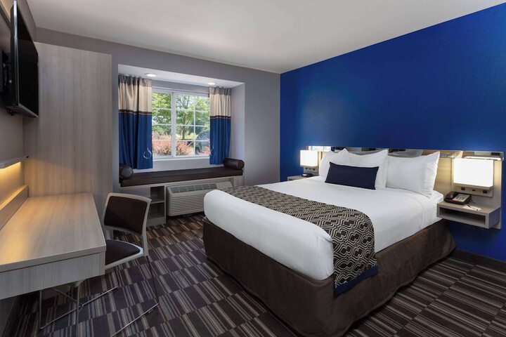 1 Queen Bed (15 of 21)