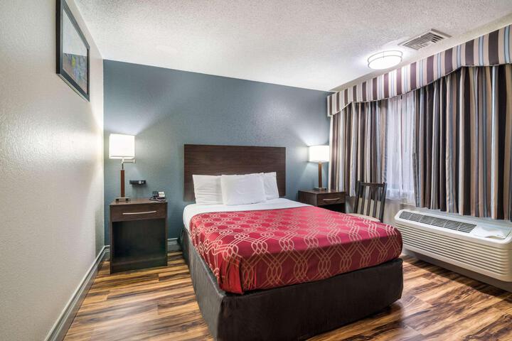 1 Queen Bed (27 of 46)