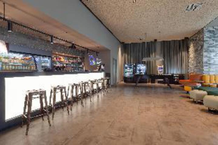 Lounge 3 of 36