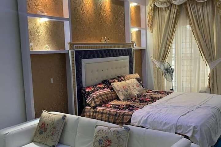 Room 6 of 20