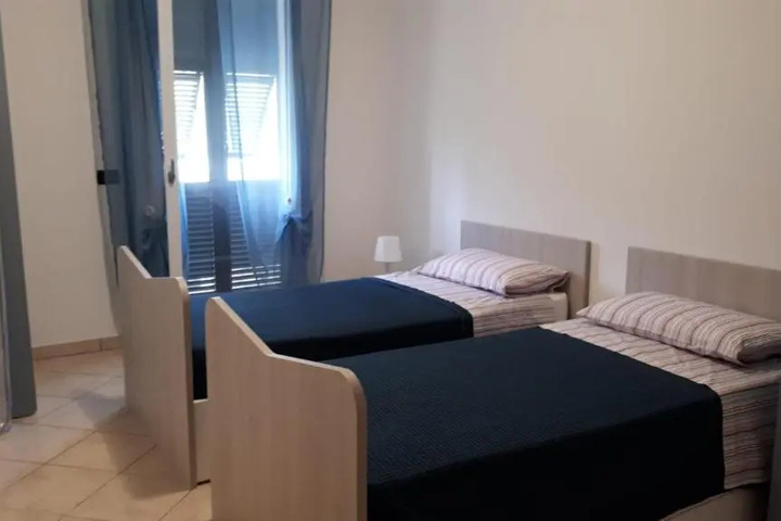 Room 6 of 11