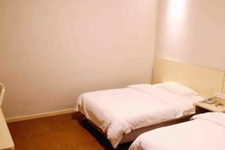 Room 4 of 8