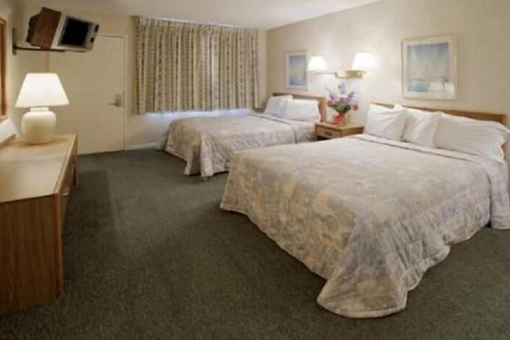 1 Queen Bed (7 of 20)