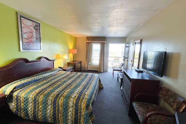 1 King Bed Micfridge (2 of 3)