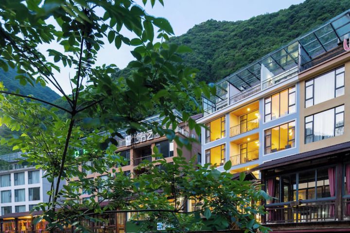 Exterior of Tonglu You Jian Shui Zhi Lin B & B
