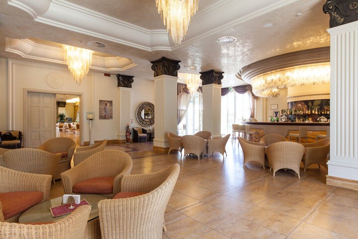 Lounge 44 of 65