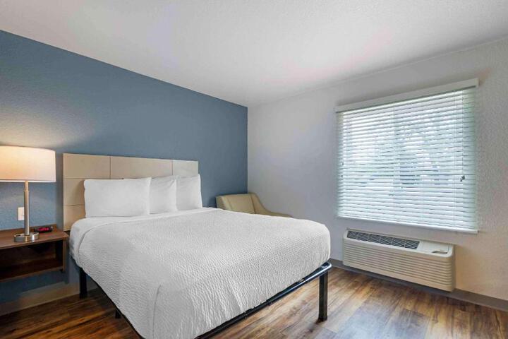 Standard Studio 1 Queen Bed (6 of 9)