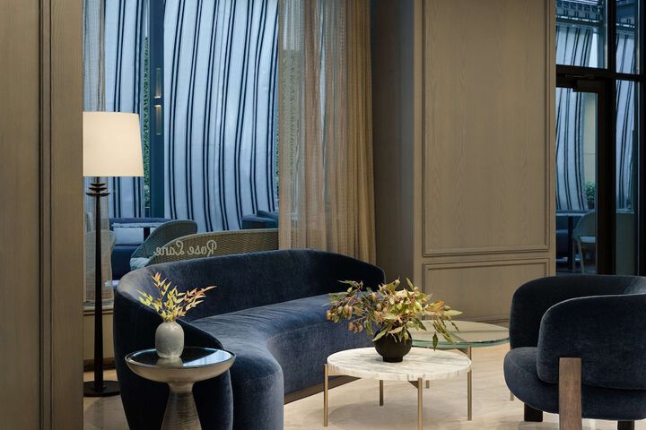 Lounge 77 of 88