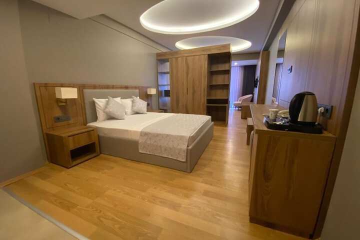 Room 5 of 11