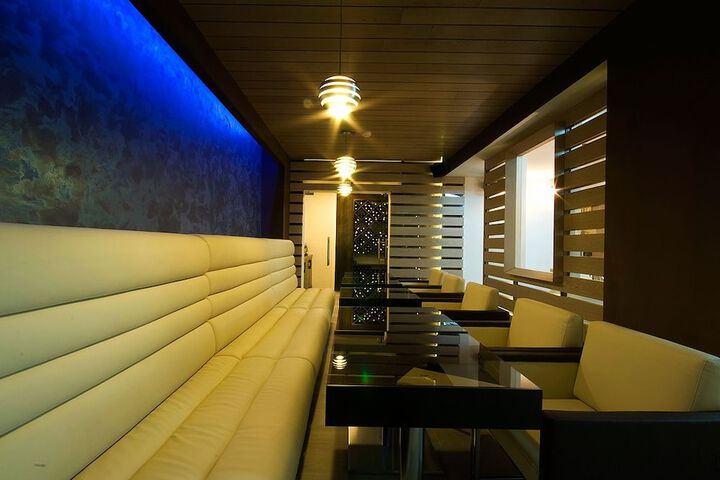 Lounge 43 of 49
