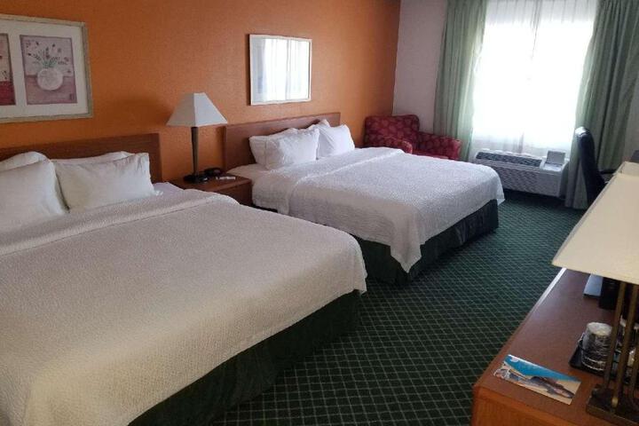 Deluxe King Bed (1 of 10)