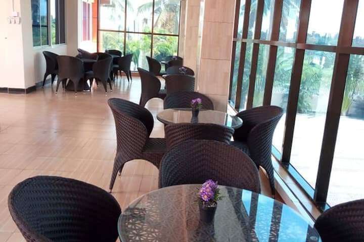 Lounge 19 of 23