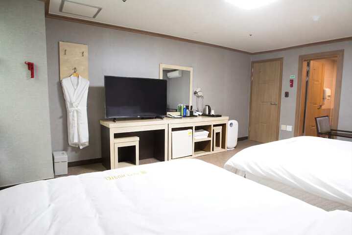 Room 3 of 38