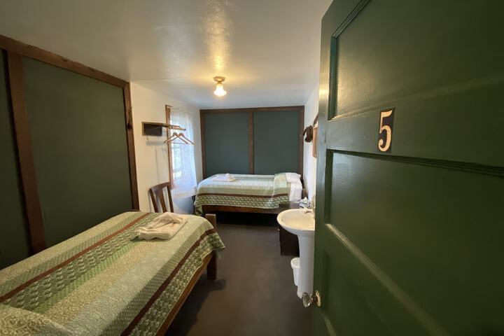 Room 4 of 81