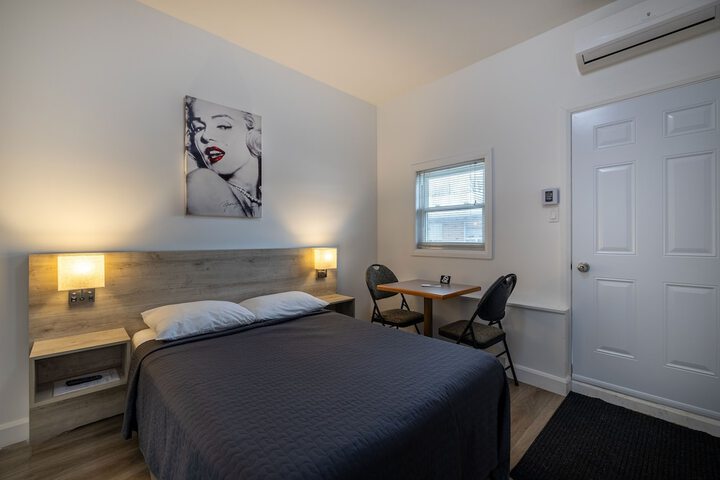 Room 8 of 80