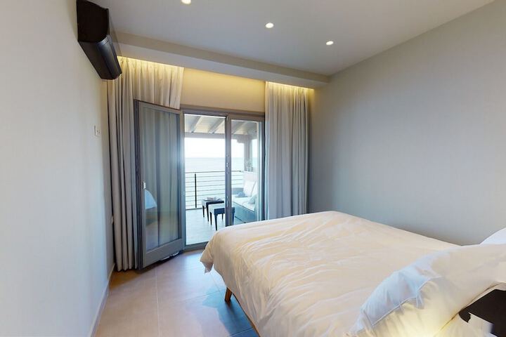 Room 8 of 99